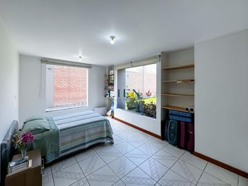 Residencia con amplio jardín - Excelente ubicación, La Planicie - 5 Dormitorios