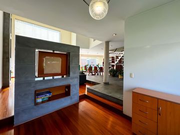 Residencia con amplio jardín - Excelente ubicación, La Planicie - 5 Dormitorios