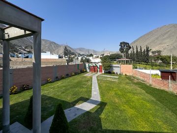 Residencia con amplio jardín - Excelente ubicación, La Planicie - 5 Dormitorios