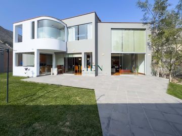 Residencia con amplio jardín - Excelente ubicación, La Planicie - 5 Dormitorios
