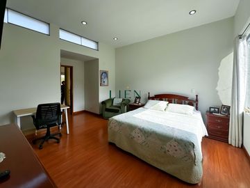 Residencia con amplio jardín - Excelente ubicación, La Planicie - 5 Dormitorios