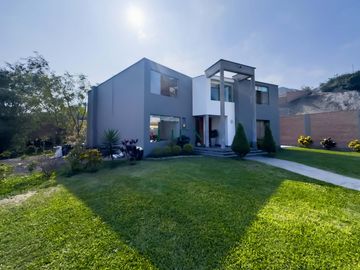 Residencia con amplio jardín - Excelente ubicación, La Planicie - 5 Dormitorios
