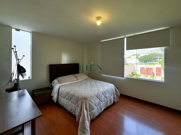 Residencia con amplio jardín - Excelente ubicación, La Planicie - 5 Dormitorios