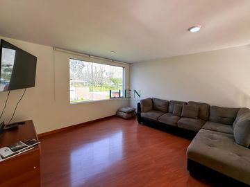 Residencia con amplio jardín - Excelente ubicación, La Planicie - 5 Dormitorios