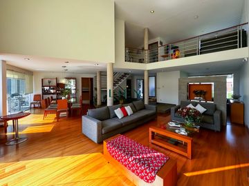 Residencia con amplio jardín - Excelente ubicación, La Planicie - 5 Dormitorios