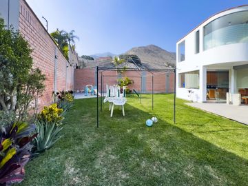 Residencia con amplio jardín - Excelente ubicación, La Planicie - 5 Dormitorios