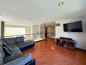 Residencia con amplio jardín - Excelente ubicación, La Planicie - 5 Dormitorios
