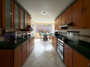 Residencia con amplio jardín - Excelente ubicación, La Planicie - 5 Dormitorios