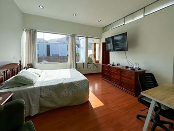 Residencia con amplio jardín - Excelente ubicación, La Planicie - 5 Dormitorios