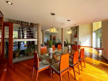 Residencia con amplio jardín - Excelente ubicación, La Planicie - 5 Dormitorios