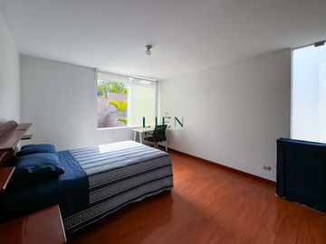 Residencia con amplio jardín - Excelente ubicación, La Planicie - 5 Dormitorios