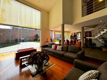 Residencia con amplio jardín - Excelente ubicación, La Planicie - 5 Dormitorios