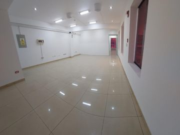ALQUILER OFICINAS 3ER Y 4TO PISO URB LA FONTANA LA MOLINA