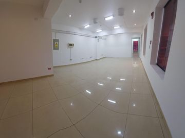 ALQUILER OFICINAS 3ER Y 4TO PISO URB LA FONTANA LA MOLINA