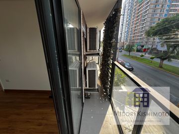 Flat en Cesar Vallejo y Arenales Altura Tip top