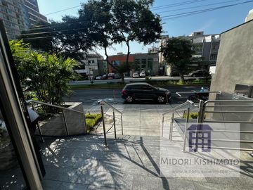 Flat en Cesar Vallejo y Arenales Altura Tip top