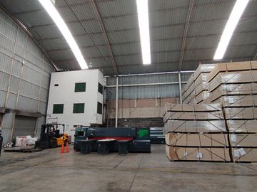 En Venta Amplio Local Industrial al costado de Tottus en Villa Maria del Triunfo