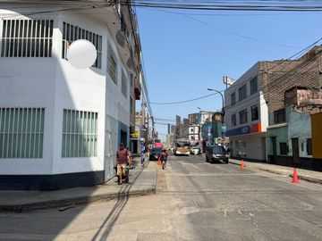 ALQUILO LOCAL COMERCIAL A 2 CDRAS DEL MERCADO CAQUETA