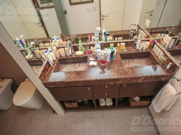 Piso de 3 dormitorios, dependencia servicio, cochera y baulera en venta en Caballito.