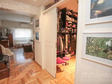 Piso de 3 dormitorios, dependencia servicio, cochera y baulera en venta en Caballito.