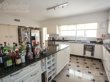 Piso de 3 dormitorios, dependencia servicio, cochera y baulera en venta en Caballito.