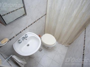 Piso de 3 dormitorios, dependencia servicio, cochera y baulera en venta en Caballito.