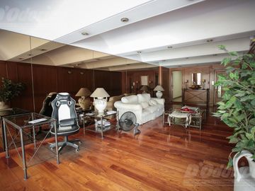 Piso de 3 dormitorios, dependencia servicio, cochera y baulera en venta en Caballito.