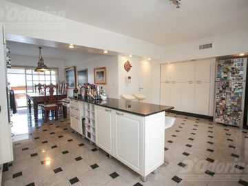 Piso de 3 dormitorios, dependencia servicio, cochera y baulera en venta en Caballito.