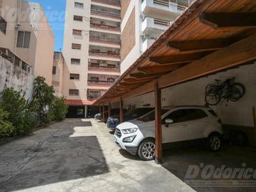 Piso de 3 dormitorios, dependencia servicio, cochera y baulera en venta en Caballito.