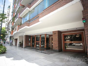 Piso de 3 dormitorios, dependencia servicio, cochera y baulera en venta en Caballito.