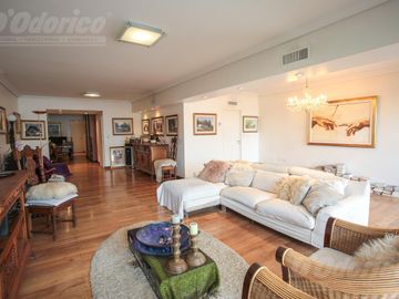 Piso de 3 dormitorios, dependencia servicio, cochera y baulera en venta en Caballito.