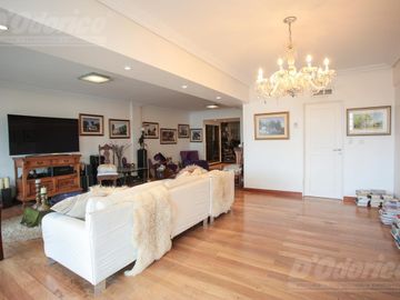 Piso de 3 dormitorios, dependencia servicio, cochera y baulera en venta en Caballito.