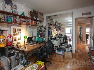 Piso de 3 dormitorios, dependencia servicio, cochera y baulera en venta en Caballito.