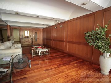 Piso de 3 dormitorios, dependencia servicio, cochera y baulera en venta en Caballito.