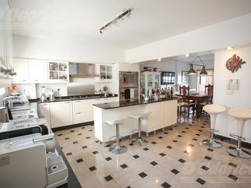 Piso de 3 dormitorios, dependencia servicio, cochera y baulera en venta en Caballito.