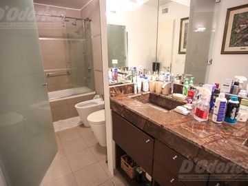 Piso de 3 dormitorios, dependencia servicio, cochera y baulera en venta en Caballito.