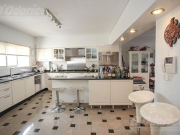 Piso de 3 dormitorios, dependencia servicio, cochera y baulera en venta en Caballito.