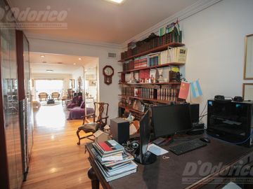 Piso de 3 dormitorios, dependencia servicio, cochera y baulera en venta en Caballito.