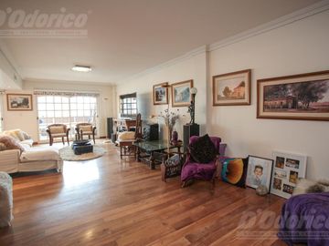 Piso de 3 dormitorios, dependencia servicio, cochera y baulera en venta en Caballito.