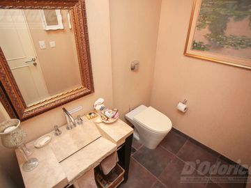 Piso de 3 dormitorios, dependencia servicio, cochera y baulera en venta en Caballito.