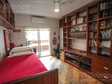 Piso de 3 dormitorios, dependencia servicio, cochera y baulera en venta en Caballito.