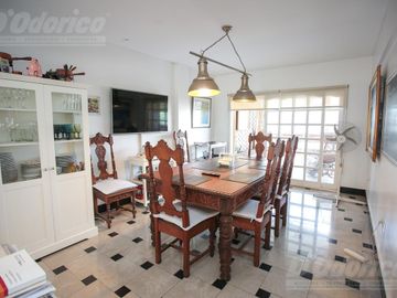 Piso de 3 dormitorios, dependencia servicio, cochera y baulera en venta en Caballito.