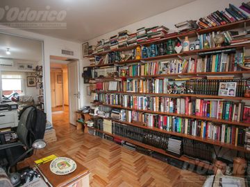 Piso de 3 dormitorios, dependencia servicio, cochera y baulera en venta en Caballito.