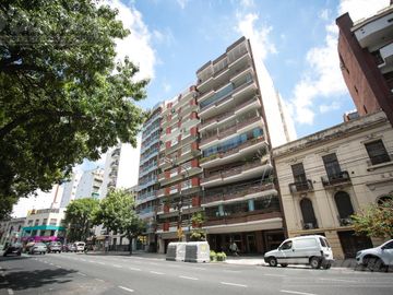 Piso de 3 dormitorios, dependencia servicio, cochera y baulera en venta en Caballito.