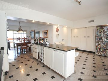 Piso de 3 dormitorios, dependencia servicio, cochera y baulera en venta en Caballito.