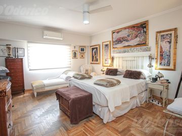 Piso de 3 dormitorios, dependencia servicio, cochera y baulera en venta en Caballito.