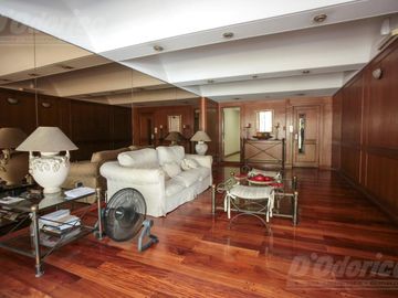 Piso de 3 dormitorios, dependencia servicio, cochera y baulera en venta en Caballito.