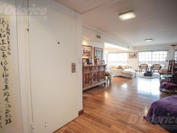 Piso de 3 dormitorios, dependencia servicio, cochera y baulera en venta en Caballito.