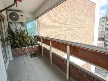 Piso de 3 dormitorios, dependencia servicio, cochera y baulera en venta en Caballito.