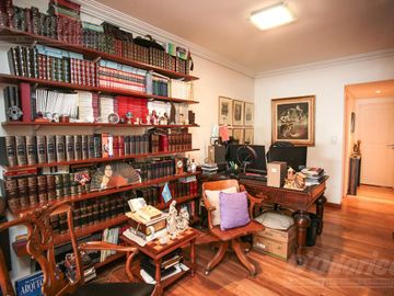 Piso de 3 dormitorios, dependencia servicio, cochera y baulera en venta en Caballito.